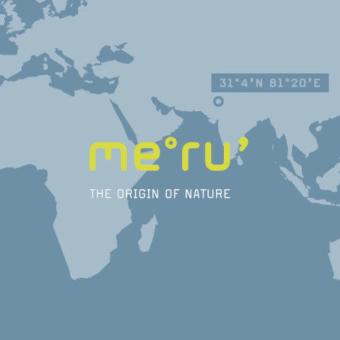 Carte du sous-continent indien avec le texte « me'ru' » en jaune et « L'ORIGINE DE LA NATURE » en blanc. Les coordonnées « 31°4'N 81°20'E » apparaissent dans un champ bleu. L'arrière-plan est une esquisse de carte simplifiée.