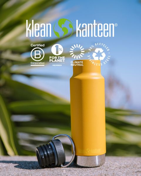 La bouteille jaune Klean Kanteen avec son bouchon noir et son anneau métallique retirés est posée à l'extérieur. Des feuilles vertes et un ciel bleu forment l'arrière-plan. Au-dessus de la bouteille, des certifications pour la durabilité et les matériaux recyclés sont affichées.