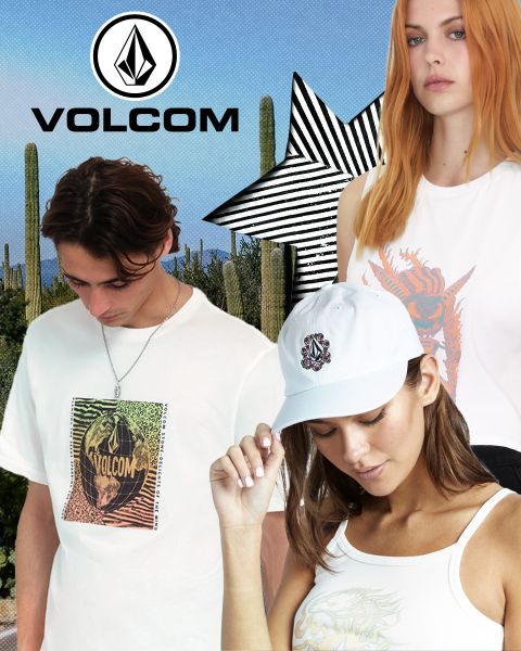 Trois mannequins en vêtements Volcom se tiennent devant un paysage désertique avec des cactus. Le mannequin masculin porte un t-shirt blanc avec un motif, le mannequin féminin aux cheveux orange un top blanc et l'autre mannequin féminin une casquette et un débardeur blanc. Logo Volcom en haut.