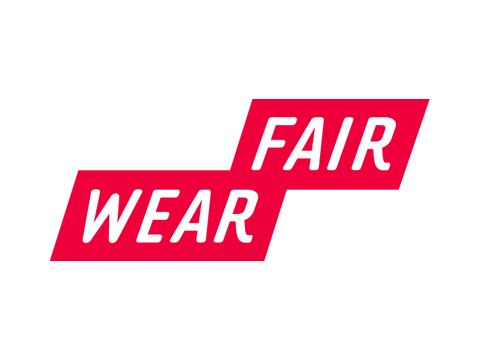 L'image montre un logo avec les mots « FAIR WEAR » en blanc, représentés sur deux rectangles rouges légèrement décalés. Le texte est en majuscules grasses. L'arrière-plan est blanc.