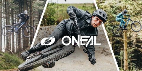 Trois cyclistes réalisent des figures sur des VTT dans une forêt. Ils portent des équipements de protection et des casques. L'image du milieu montre un gros plan d'un cycliste qui prend un virage. Au centre, le logo blanc de la marque « ONEAL » est clairement visible.