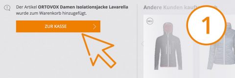 Un écran de panier d'achat en ligne notifiant qu'un article, "ORTOVOX Veste isolante Lavarella pour femmes", a été ajouté au panier. Un grand curseur orange pointe vers un bouton indiquant "PASSER À LA CAISSE". Une barre latérale affiche des produits similaires.