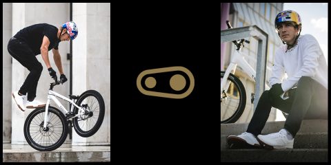 Image de gauche : Une personne réalise une figure sur un vélo blanc, suspendu en l'air près d'un mur. Image de droite : Une personne portant un casque de marque et un pull blanc est assise sur des marches en béton à côté d'un vélo. Les deux sont habillés de manière décontractée et portent des chaussures similaires.