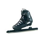 Ein schwarzer Schlittschuh mit elegantem Design, silbernen Akzenten und einer langen silbernen Kufe. Der Schlittschuh hat ein sicheres Riemen- und Schnallensystem und scheint für den sportlichen Einsatz konzipiert zu sein.