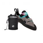 Ein grau-türkisfarbener Kletterschuh mit schwarzer Gummisohle steht neben einem schwarzen Kletterkreidebeutel mit weißem Logo. Der Schuh hat Klettverschlüsse und der Kreidebeutel hat einen Kordelverschluss und einen Tragegurt.