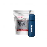 Eine weiße Packung Sponser Whey Triple Source Protein steht neben einer großen blauen Thermoskanne mit der vertikalen Aufschrift „PRIMUS“ in Weiß. Die Proteinpackung hat rote Akzente und einen Text, der die Vorteile für Kraft und Muskeln hervorhebt.