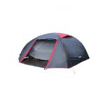 Ein grau-rotes, kuppelförmiges Campingzelt mit Vordereingang vor einem schlichten weißen Hintergrund.