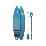 Abgebildet sind zwei blaue Stand-Up-Paddle-Boards mit grauen Traktionspads und roten Akzenten. Dazu ein zweiteiliges verstellbares Paddel mit passendem blauen Blatt und schwarzem Schaft.