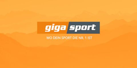 Orangefarbener Hintergrund mit Bergsilhouetten. Zentrierter Text: „giga sport“ in einem geteilten orangefarbenen und grauen Rechteck. Darunter in kleinerem Text: „WO DEIN SPORT DIE NR. 1 IST.