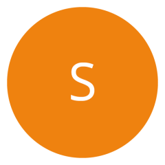Au centre se trouve un cercle orange avec la lettre blanche « S ». Le fond est simplement blanc.