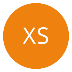 Cercle orange avec les lettres blanches « XS » au centre.