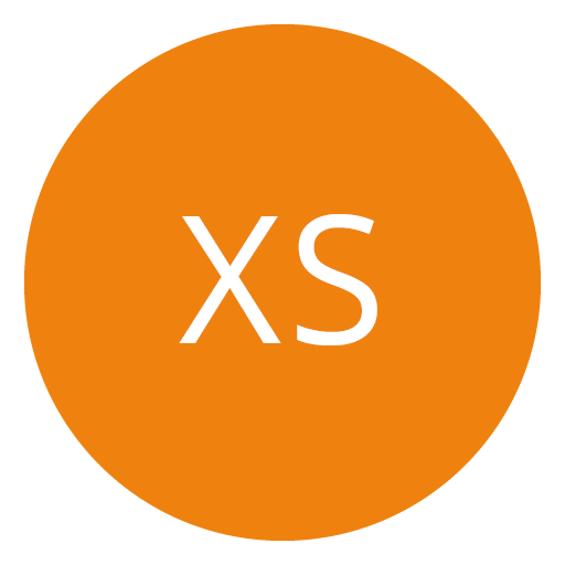 Cercle orange avec les lettres blanches « XS » au centre.