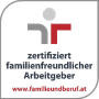 Logo avec des figures abstraites rouges et grises à côté du texte « employeur certifié favorable à la famille » et site web « www.familieundberuf.at » en dessous.