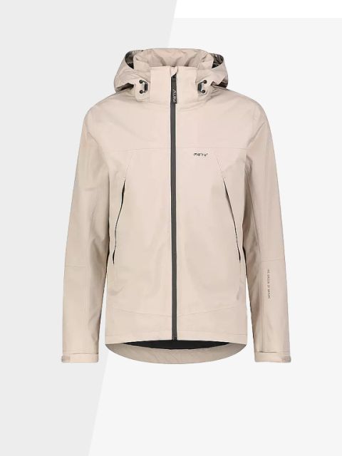 Veste de pluie beige avec capuche, fermeture éclair frontale et logo de marque noir discret sur la poitrine. Elle est dotée de poches latérales zippées et de poignets réglables. Idéale pour les activités de plein air et comme protection contre la pluie.