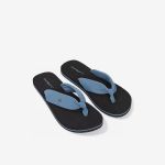 Ein Paar schwarze Flip-Flops mit blauen, verknoteten Stoffbändern auf weißem Hintergrund.