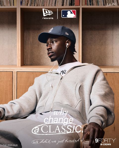 Un homme en survêtement gris et casquette des Yankees de New York est assis, détendu, et écoute de la musique avec un casque. Les marques New Era, MLB et 9FORTY M-CROWN sont visibles, avec le texte « Pourquoi changer un classique ? » en travers de l'image.