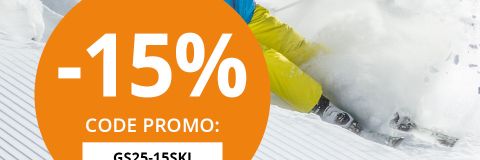 Un skieur en veste bleue et pantalon jaune fait du ski dans la neige fraîche. Le texte superposé offre 15 % de réduction sur les skis alpins avec le code promotionnel GS25-15SKI.