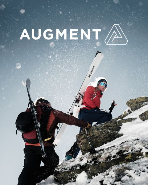 Deux skieurs en équipement d'hiver et avec des skis gravissent une pente de montagne rocheuse et enneigée sous un ciel nuageux. Le mot "AUGMENT" et un logo géométrique apparaissent en haut de l'image. Des flocons de neige tombent autour d'eux.