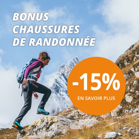 Une personne fait de la randonnée en montagne avec un sac à dos. Le texte indique "Bonus chaussures de randonnée -15% en savoir plus" sur un cercle orange, avec des sommets enneigés et un ciel partiellement nuageux en arrière-plan.