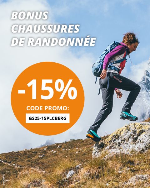 Une femme monte un sentier de montagne rocailleux. Le texte sur l'image annonce une réduction de 15 % sur les chaussures de randonnée avec le code promotionnel "GS25-15PLCBERG". En arrière-plan, on aperçoit des nuages et un sommet de montagne.