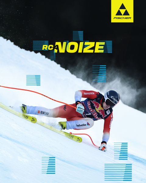 Un groupe de quatre skieurs avec des casques et des lunettes de protection se tient devant des montagnes enneigées et une voiture en train de déraper. Les mots « Obsessed : À la recherche de la courbe ultime » sont affichés, ainsi que des gros plans des visages de chaque athlète. Des skis et des logos sont visibles en dessous.