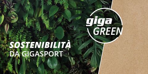 Fond de feuilles vertes denses sur le côté gauche et texture de papier brun sur le côté droit, avec le texte "SOSTENIBILITÀ DA GIGASPORT" et un logo "giga GREEN" dans un cercle blanc superposé.