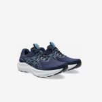 Ein Paar marineblaue Asics-Laufschuhe mit hellblauen Akzenten und weißen Sohlen, dargestellt auf einem schlichten weißen Hintergrund.