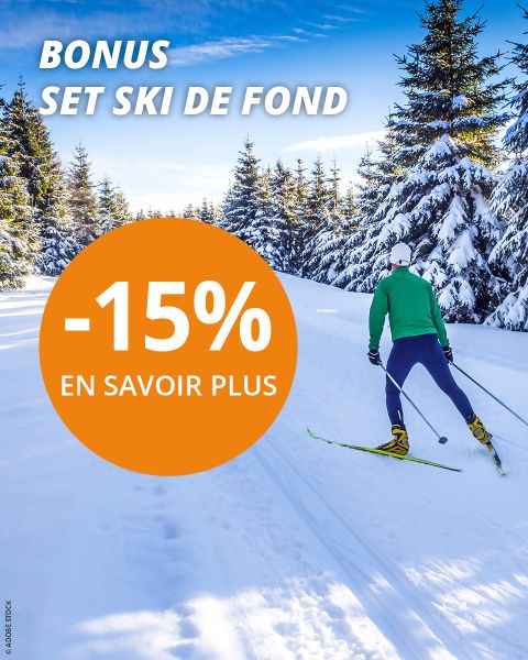 Une personne faisant du ski de fond sur une piste enneigée bordée de pins sous un ciel bleu. Un cercle orange fait la promotion d'un forfait de ski avec "-15% EN SAVOIR PLUS", avec un texte publicitaire blanc au-dessus.