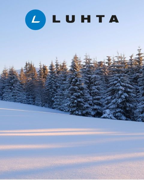 Personne portant une veste et un pantalon de ski noirs et jaunes, avec un casque et des lunettes de protection, vue de dos. Le logo « LUHTA » est visible en haut sur un fond uni.