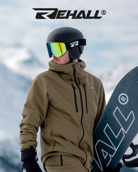 Un snowboarder en veste marron clair et casque avec des lunettes réfléchissantes tient un snowboard, avec des montagnes enneigées en arrière-plan et le logo "REHALL" au-dessus.