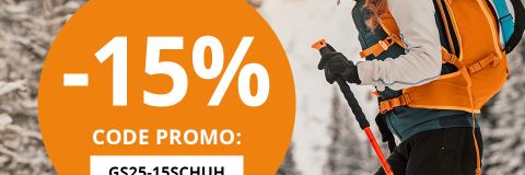 Une femme en vêtements d'hiver fait du ski à travers des arbres enneigés en montée. Un sac à dos orange se démarque. Le texte fait la promotion d'une réduction de 15 % sur les chaussures de ski alpin et de randonnée avec le code promotionnel "GS25-15SCHUH".