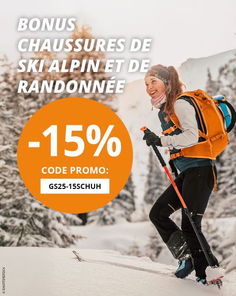 Une femme en vêtements d'hiver fait du ski à travers des arbres enneigés en montée. Un sac à dos orange se démarque. Le texte fait la promotion d'une réduction de 15 % sur les chaussures de ski alpin et de randonnée avec le code promotionnel "GS25-15SCHUH".