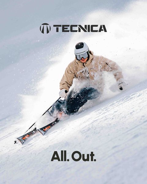 Un skieur en tenue rose vif et noire et casque blanc dévale une pente enneigée, se frayant un chemin dans la neige. En arrière-plan, des sommets majestueux enneigés s'élèvent sous un ciel légèrement nuageux. Dans le coin supérieur gauche, on peut lire le mot « Tecnica ».