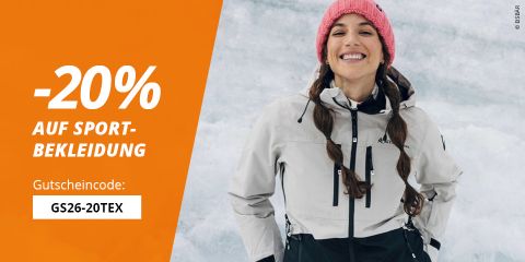 Une femme souriante en veste d'hiver et bonnet rose se tient devant la porte ; le texte offre 20 % de réduction sur les vêtements de sport avec le code GS26-20TEX.