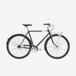 Schwarzes Stadtrad mit hinterem Schutzblech, vorderem Gepäckträger, geradem Lenker und dünnen Reifen, dargestellt auf weißem Hintergrund.