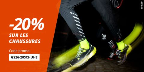 Gros plan sur les jambes de coureurs en mouvement de nuit avec des chaussures lumineuses. Texte : "-20% sur les chaussures. Code promo : GS26-20CHAUSSURES."