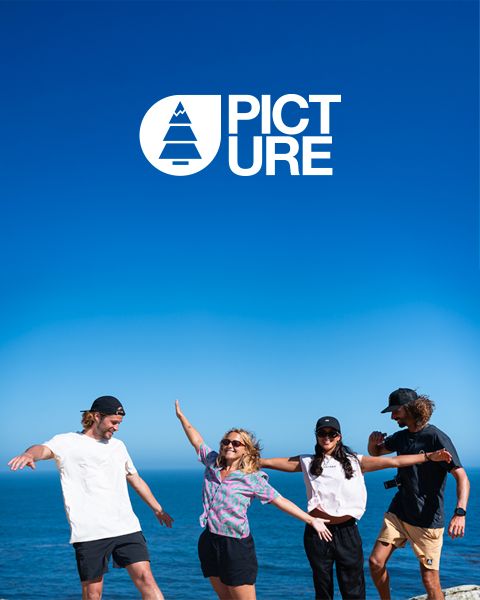 Une personne est allongée dans l'herbe, portant une veste rose texturée et un bonnet blanc. Sa main est près de son visage et le cache partiellement. Dans le coin supérieur gauche, on peut voir la marque "Picture".