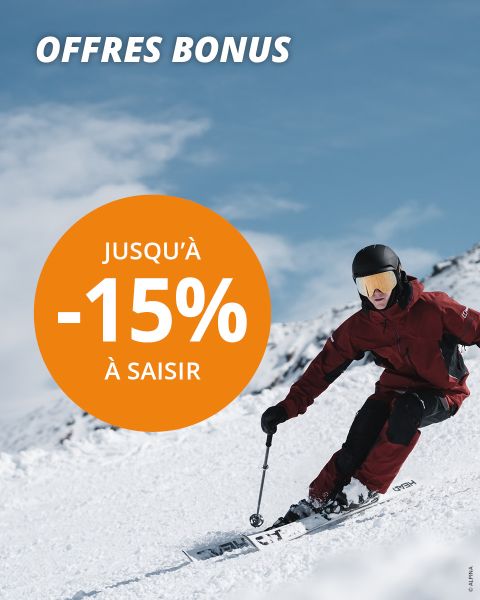Un skieur en équipement rouge sur une piste enneigée avec le texte : "OFFRES BONUS, JUSQU'À -15% À SAISIR" dans un cercle orange.