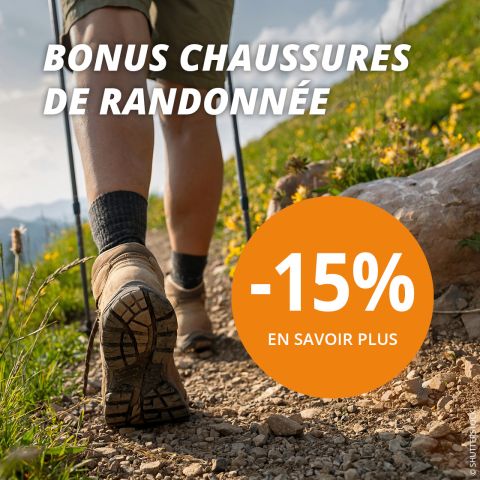 Une personne fait de la randonnée en montagne avec un sac à dos. Le texte indique "Bonus chaussures de randonnée -15% en savoir plus" sur un cercle orange, avec des sommets enneigés et un ciel partiellement nuageux en arrière-plan.