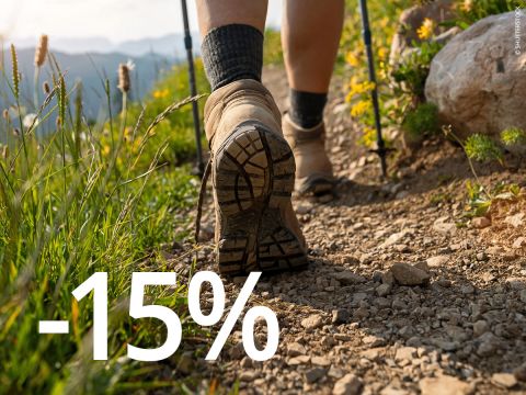 En gras blanc sur fond orange, on peut lire « -15% BONUS CHAUSSURES DE RANDONNÉE* », ce qui indique une réduction de 15% sur les chaussures de randonnée.