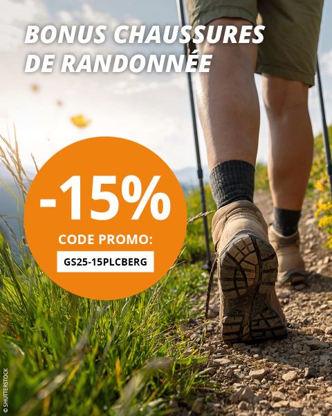 Une femme monte un sentier de montagne rocailleux. Le texte sur l'image annonce une réduction de 15 % sur les chaussures de randonnée avec le code promotionnel "GS25-15PLCBERG". En arrière-plan, on aperçoit des nuages et un sommet de montagne.