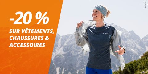 Une femme en tenue de sport sourit à l'extérieur devant une chaîne de montagnes, à côté d'un texte offrant 20 % de réduction sur les vêtements, les chaussures et les accessoires.