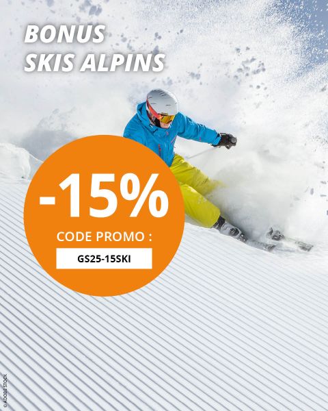 Un skieur en veste bleue et pantalon jaune fait du ski dans la neige fraîche. Le texte superposé offre 15 % de réduction sur les skis alpins avec le code promotionnel GS25-15SKI.