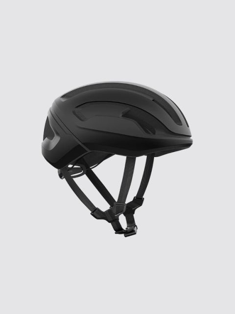 Casque de vélo noir avec fentes d'aération et jugulaires réglables, vu de côté sur un fond gris clair uni.