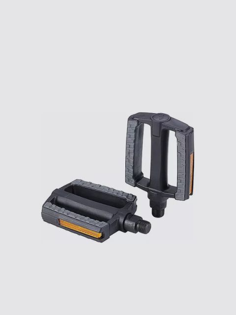 Deux pédales de vélo noires avec une poignée texturée et des bandes réfléchissantes orange sur un fond gris clair uni.