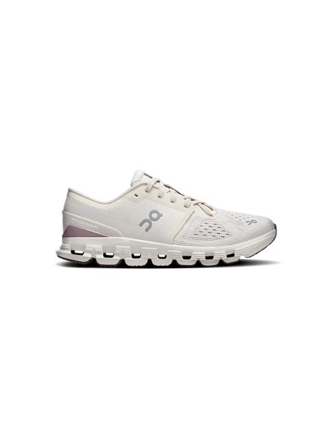 Chaussure de course sportive beige et blanche avec une tige aérée et une semelle rembourrée prononcée, présentée en vue latérale sur un fond blanc.