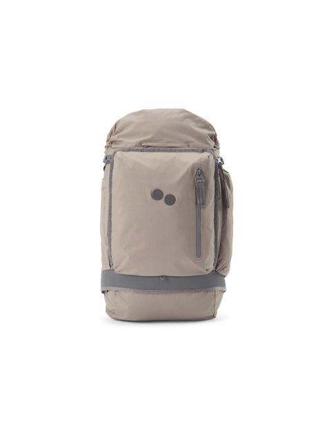 Sac à dos gris clair avec une poche zippée sur le devant, deux points de logo circulaires foncés et des compartiments latéraux et inférieurs supplémentaires, présenté sur fond blanc.