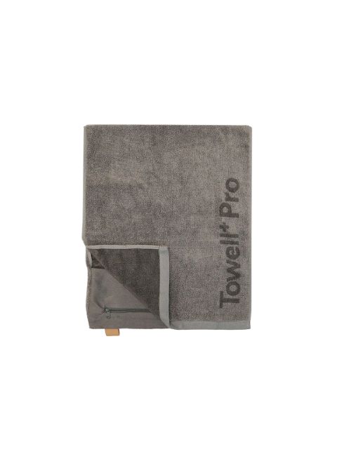 Serviette grise pliée avec le texte "Towel Pro" et une petite poche zippée sur fond blanc.