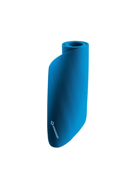 Un tapis de gymnastique ou de yoga bleu enroulé avec une surface texturée, debout sur un fond blanc.