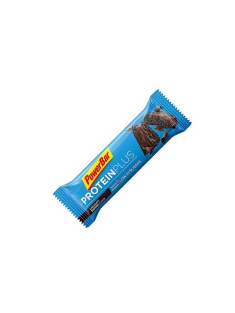 Une barre PowerBar Protein Plus dans un emballage bleu avec un motif de chocolat sur l'emballage, présentée sur un fond blanc.